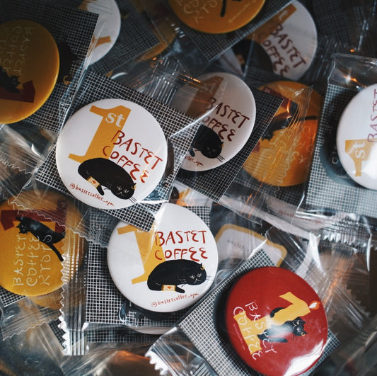 一周年!大きなネコの缶バッジ