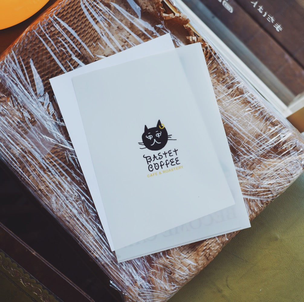 仕事を邪魔するネコのクリアファイル