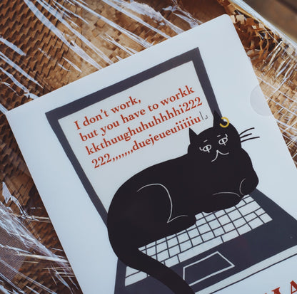 仕事を邪魔するネコのクリアファイル